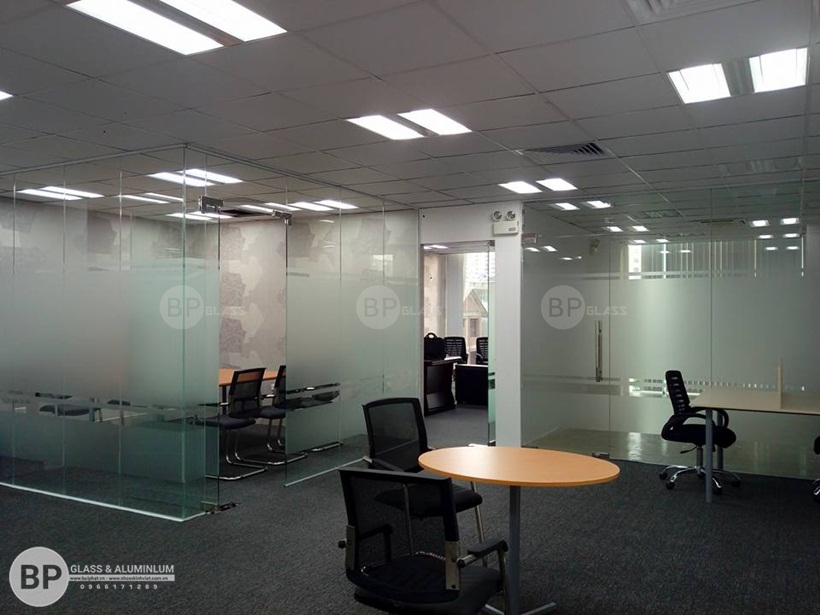 thi công và hoàn thiện vách kính, cửa kính văn phòng cho cty xnk thái sơn